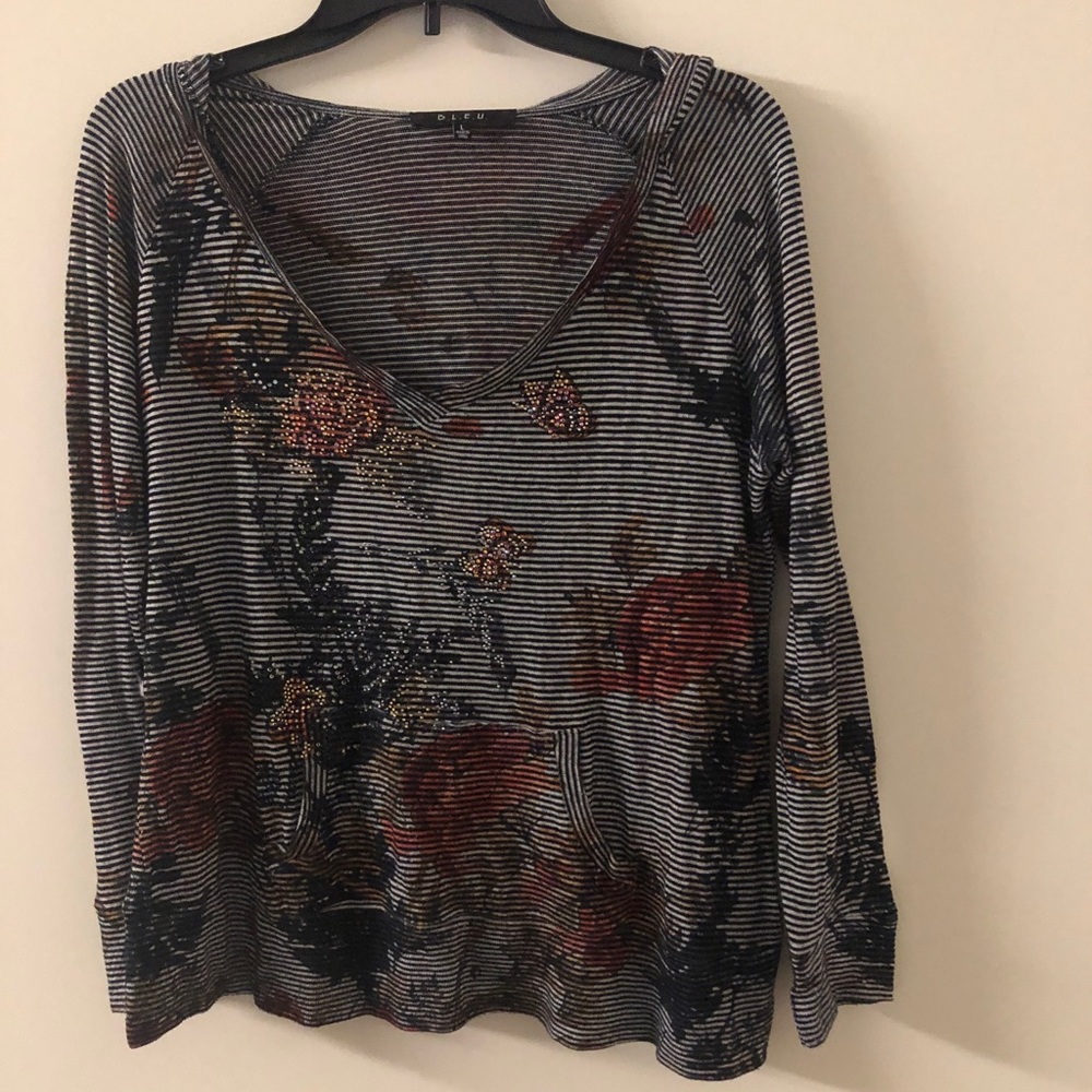 Cute, comfortable, thin “hoodie” with front pocket